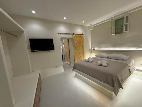 A bed or beds in a room at White Sand Jacuzzi Suite