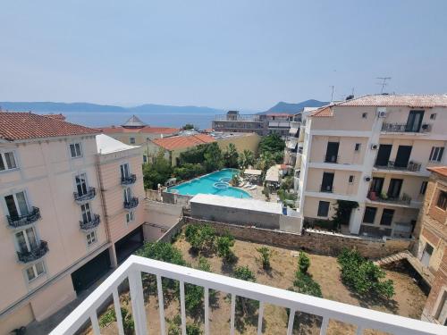 une vue d'une piscine depuis le balcon d'un immeuble dans l'établissement AIDIPSOs PARK 2, à Loutra Edipsou