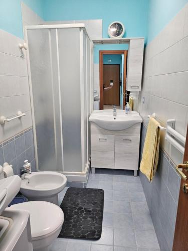 un bagno con lavandino, WC e doccia di Southern Comfort Sicily Holidays a Letoianni