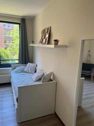 une chambre avec un lit, un miroir et une fenêtre dans l'établissement Coeur de Bruxelles, Grand-Place et Mannekenpiss, à Bruxelles
