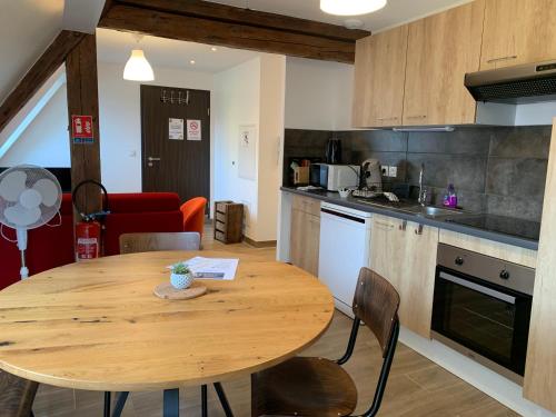 - une cuisine avec une table en bois dans une chambre dans l'établissement LE CLOCHER 