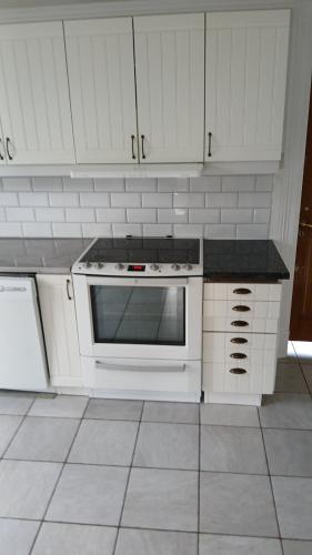 Kuchyň nebo kuchyňský kout v ubytování Stenrös Smögen Centralt, stora rum