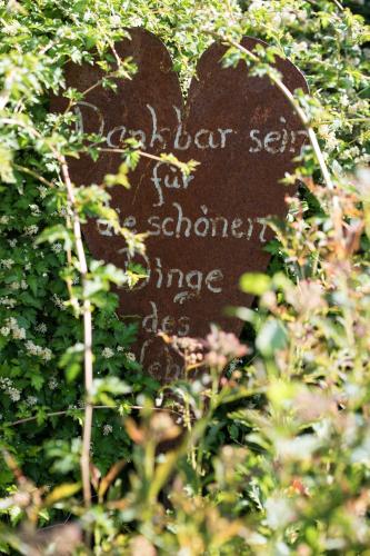 a sign in the bushes with a heart on it at Ferienwohnungen Theresienhof in Ledenitzen
