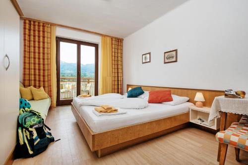 a hotel room with a bed and a window at Ferienwohnungen Theresienhof in Ledenitzen
