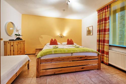 a bedroom with a bed and a window at Ferienwohnungen Theresienhof in Ledenitzen