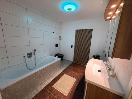 Ένα μπάνιο στο BOHO Apartment Vintage nähe Salzburg