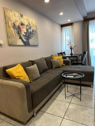 Well designed 2 Bdr Apartment