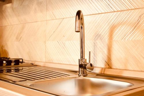 eine Spüle in einer Küche mit Herd in der Unterkunft Villa Rosanna's Haven-Relax a pochi minuti da Monopoli in Antonelli