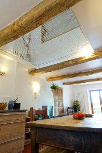 - une salle à manger avec une table en bois dans l'établissement Grande maison de village 200 m2 calme tout confort, à Gréolières