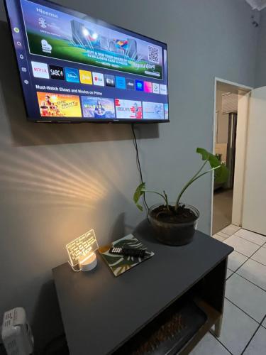 Televisyen dan/atau pusat hiburan di Kiewiets Cradle Guest House