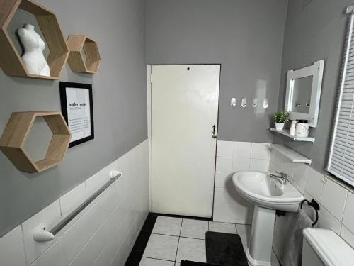 Bilik mandi di Kiewiets Cradle Guest House