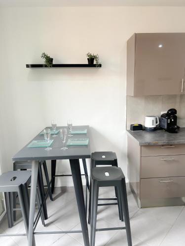 une cuisine avec une table avec des verres à vin dessus dans l'établissement République, à Nice