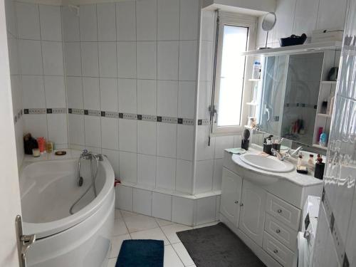 Ένα μπάνιο στο Superbe appartement en duplex lumineux à Gradignan