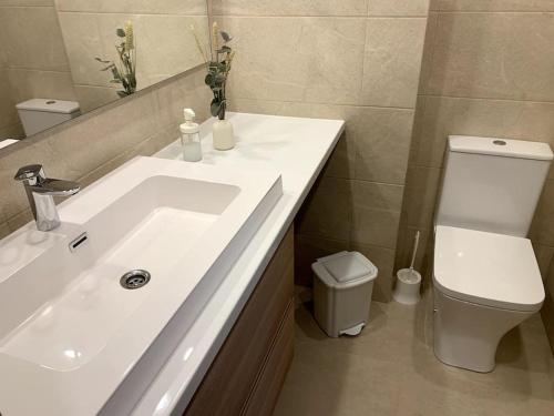 Koupelna v ubytování Piso luminoso en Villaviciosa