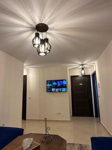 Televisyen dan/atau pusat hiburan di Magnifique Appartement avec Piscine à Tamaris