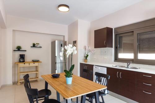 J&G Rhodes city flat