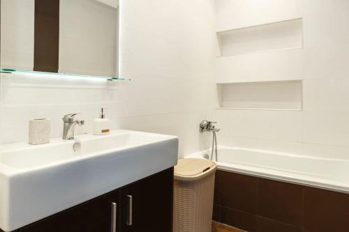 J&G Rhodes city flat
