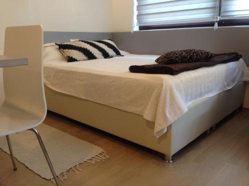 Llit o llits en una habitació de Dea's Studio Apartment