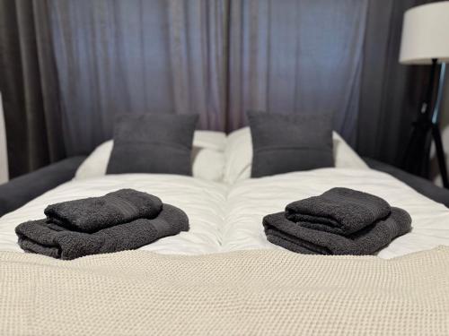 a bed with two towels on top of it at Ankerplatz in Tönning