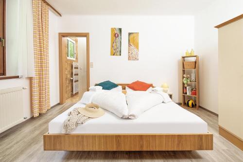 a bedroom with a large white bed in a room at Ferienwohnungen Theresienhof in Ledenitzen