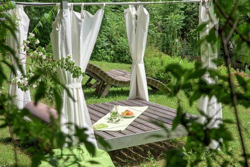 a picnic table with a bowl of fruit on it at Ferienwohnungen Theresienhof in Ledenitzen