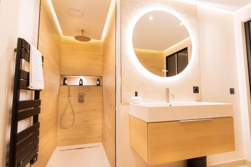 a bathroom with a sink and a mirror at Loft Cocoon Spa in Nîmes