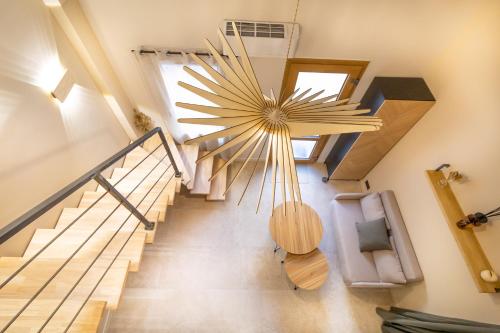 un escalier avec un grand lustre dans une maison dans l'établissement Loft Cocoon Spa, à Nîmes