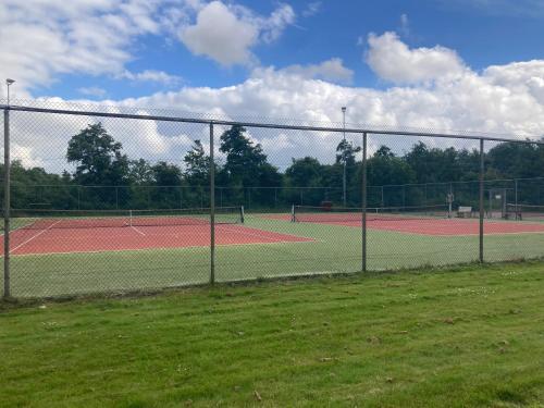 Tenis a/nebo squash v ubytování Wijde blik nebo okolí