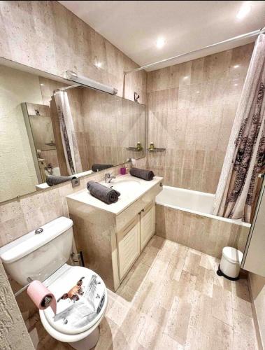 une salle de bain avec toilettes, lavabo et baignoire dans l'établissement #101 MARINA RIVIERA BAY - Studio 30m2 avec terrasse vue Mer, à Villeneuve-Loubet