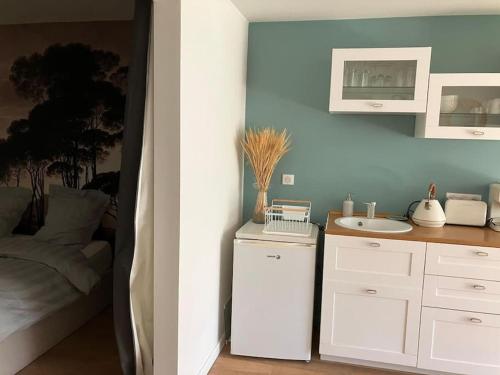 La salle de bains est pourvue d'un lavabo à côté d'un lit. dans l'établissement Rez-de-jardin à 15 min de Paris, à Alfortville