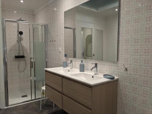 une salle de bain avec un lavabo et une douche dans l'établissement Ty glaz- Piscine privé chauffé securisé -Plage 700m, au Guilvinec