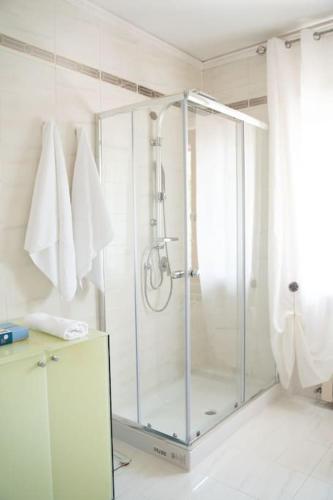 a bathroom with a shower with a glass enclosure at holiday House Na Te in Riccò del Golfo di Spezia