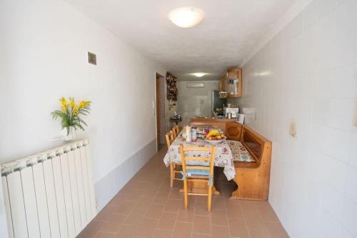 a kitchen with a table and chairs in a room at holiday House Na Te in Riccò del Golfo di Spezia