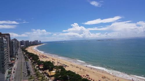 una vista di una spiaggia e dell'oceano di Casa Jardim Colorado a Vila Velha