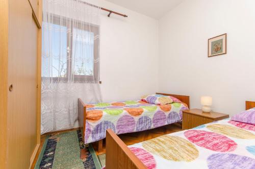 グレバシュティツァにあるApartment Spacious Terraceのベッド2台と窓のある寝室