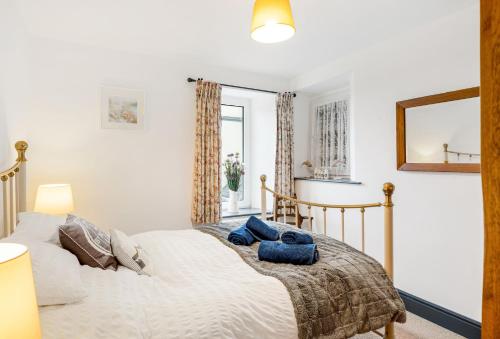 コベラックにあるJourneys End with stunning Sea views from the Headlandのベッドルーム1室(青いタオル2枚付)