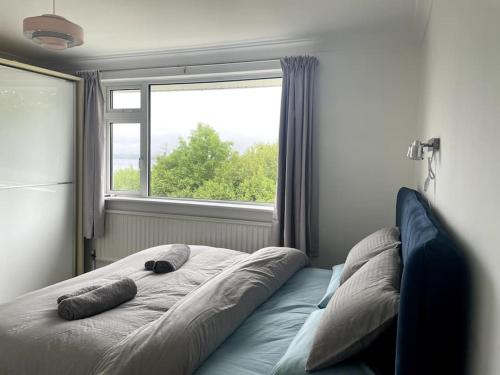 un letto in una stanza con una finestra di Slieve Gallion, Rural Retreat with Lough Erne View a Church Hill