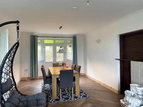 una sala da pranzo con tavolo e sedie di Slieve Gallion, Rural Retreat with Lough Erne View a Church Hill