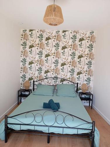 une chambre avec un lit avec un couvre-lit bleu dans l'établissement Appart Binic - Le grain de sable, à Binic