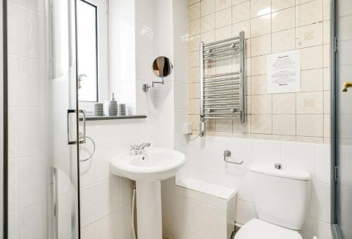 コベラックにあるJourneys End with stunning Sea views from the Headlandの洗面台とトイレを備えた白いバスルーム