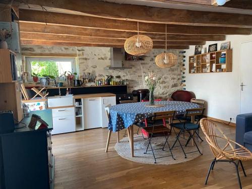 a kitchen and dining room with a table and chairs at Maison en bord de mer - Plougastel-Daoulas - 6 à 8 personnnes in Plougastel-Daoulas