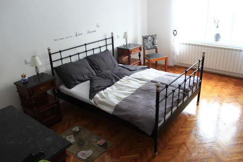 - une chambre avec un lit, deux tables et une fenêtre dans l'établissement M&M Apartment, à Zagreb