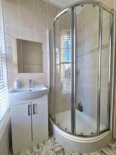 a bathroom with a shower and a sink at Entire Apartment by City Centre & Harbourside in Bristol