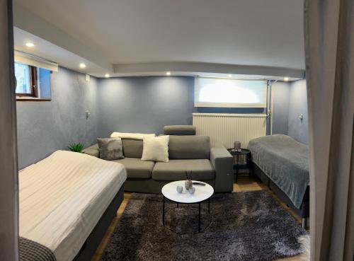 een woonkamer met een bank en een bed bij Vanni´s Bed & breakfast in Malmö