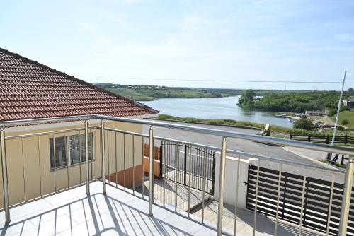 Výhled na řeku, která protéká v blízkosti penzionu – hostince