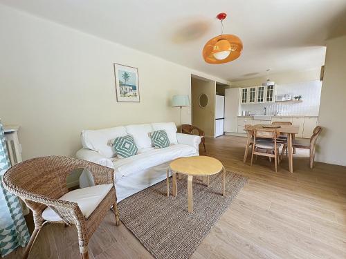 un salon avec un canapé blanc et une table dans l'établissement 63m2 Grande Terrasse, Climatisation & Parking, 2BR, à Cannes
