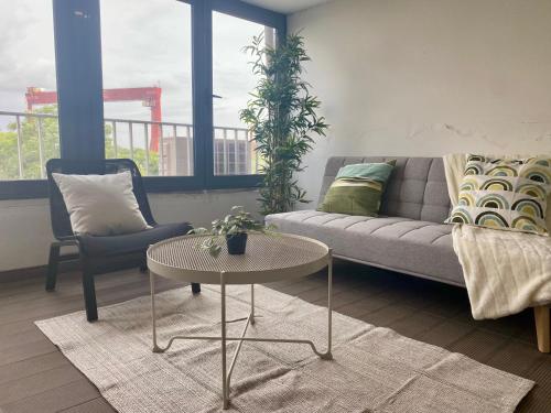 Galeriebild der Unterkunft Lisbon South Bay 3 Bedroom Apartment with Sunny Terrace in Almada