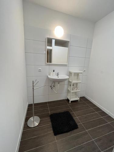 a bathroom with a sink and a mirror at Große Zimmer für 3 Personen -Fernseher, Kühlschrank in Meine