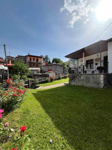 a yard with a house and some flowers at Rustic House in Miléa