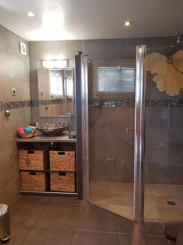une salle de bain avec douche et lavabo dans l'établissement Tropical Couple, à Marignane